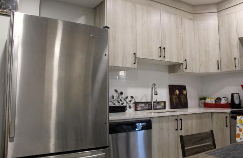 Southeast Calgary Apartamento | Cozy 2-Bedroom Walkout Basement Suite