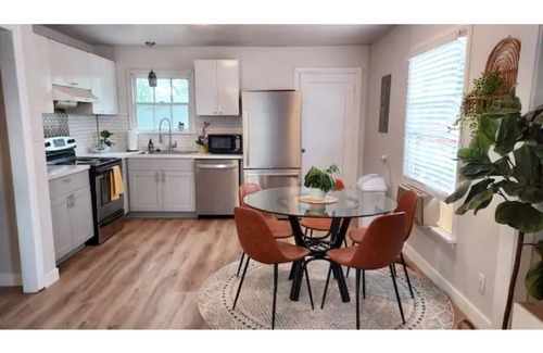 Vernal Casa | Cozy 2 Bedroom with Mid-Century & Farmhouse Vibes