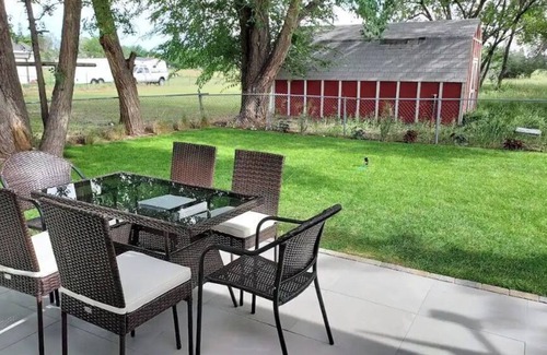 Vernal Casa | Cozy 2 Bedroom with Mid-Century & Farmhouse Vibes