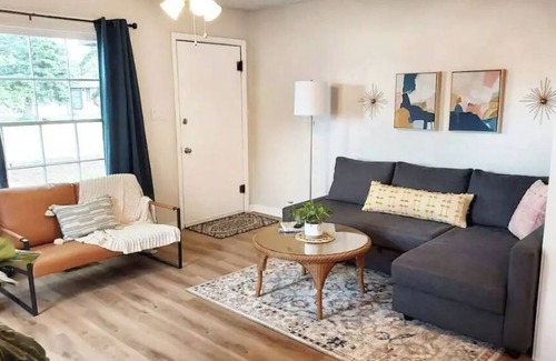 Vernal Casa | Cozy 2 Bedroom with Mid-Century & Farmhouse Vibes