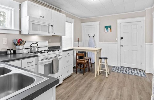 Winooski Apartamento | Cozy 2 Bedroom with Parking!