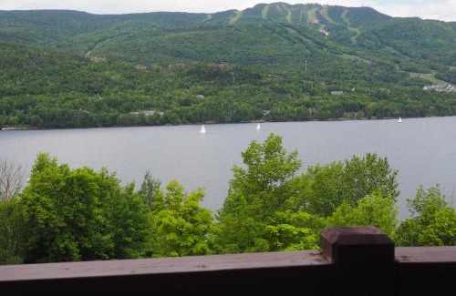 Mont-Tremblant Apartamento | Cozy 2 bedrooms condo with stunning Mont Tremblant mountain and lakeview