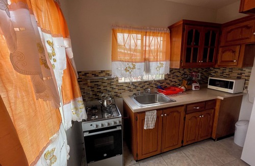 Arnos Vale Casa | Cozy 2 bedrooms, Free Parking, Walking distance to beaches & Restaurants.