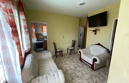 Arnos Vale Casa | Cozy 2 bedrooms, Free Parking, Walking distance to beaches & Restaurants.