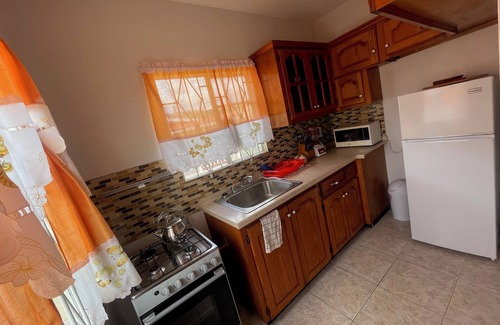 Arnos Vale Casa | Cozy 2 bedrooms, Free Parking, Walking distance to beaches & Restaurants.