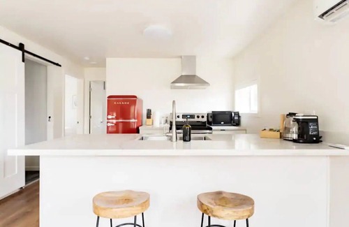South Beacon Hill Cabaña | Cozy 2-BR Backyard Cottage - Private Urban Oasis