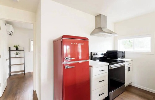 South Beacon Hill Cabaña | Cozy 2-BR Backyard Cottage - Private Urban Oasis