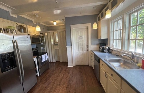 Homestead Casa | Cozy 2-BR in a 5 BR house in beautiful Homestead with AC, WiFi+ Prop. Not Shared