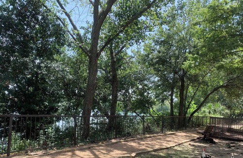 Southbelt/Ellington Apartamento | Cozy 2 King Bed/ 2 Bath w/ Lake Access! Downtown 20 Mins Away! Stores Nearby!