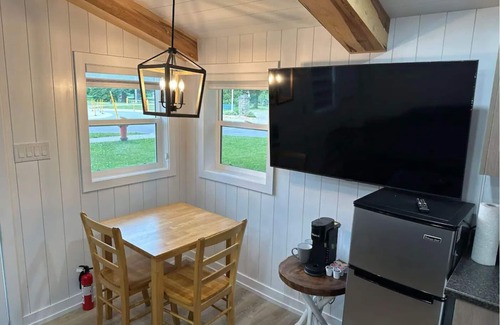 Alcona Cabina | Cozy 2 Person Cabin
