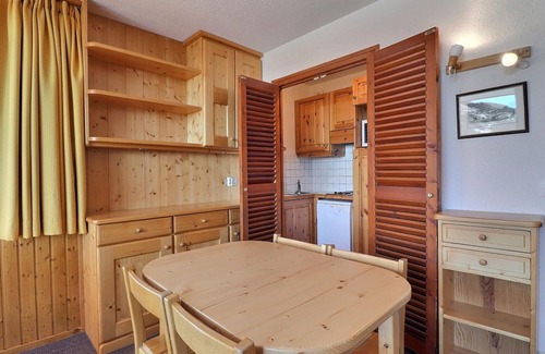 Meribel-Mottaret Apartamento | Cómodo Apartamento de 2 Habitaciones con Balcón, Wi-Fi y Se Admiten Mascotas
