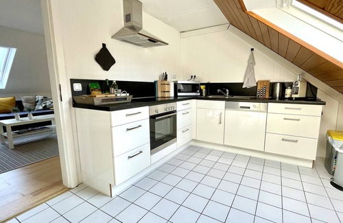 Ratingen Apartamento | Acogedor apartamento de 2 habitaciones con cocina y baño.