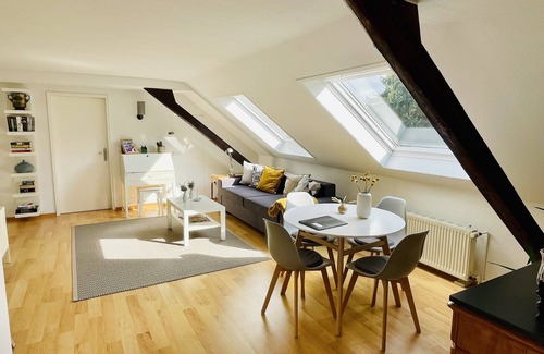 Ratingen Apartamento | Acogedor apartamento de 2 habitaciones con cocina y baño.
