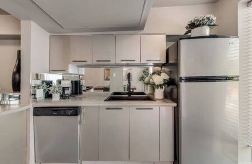 Junius Heights Condominio | Cozy 2-story loft with fireplace, luxury linens, full kitchen, and award-winning courtyard.