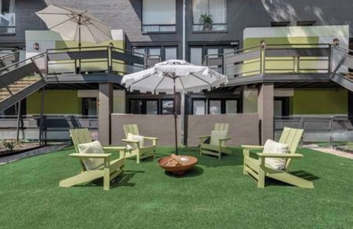 Junius Heights Condominio | Cozy 2-story loft with fireplace, luxury linens, full kitchen, and award-winning courtyard.