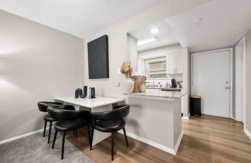 South Baton Rouge Apartamento | Cozy 2B Getaway Pool Prime Location in Baton Rouge Medical District