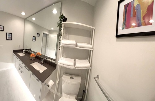 Richmond Condominio | Cozy 2B/R Luxury Home at life convenient center in Heart RMD! Family friendly!