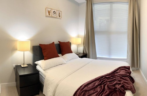 Richmond Condominio | Cozy 2B/R Luxury Home at life convenient center in Heart RMD! Family friendly!