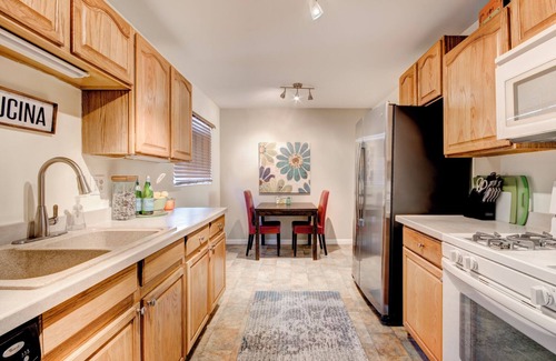 Pueblo Alto Condominio | Cozy 2bd/1ba Nob Hill home Garage Parking