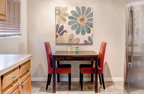 Pueblo Alto Condominio | Cozy 2bd/1ba Nob Hill home Garage Parking