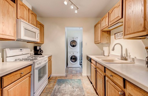 Pueblo Alto Condominio | Cozy 2bd/1ba Nob Hill home Garage Parking