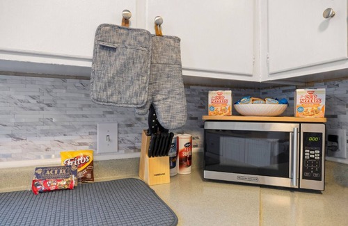 Lindley Park Casa | Cozy 2bd/1bth +80" TV Movie Room