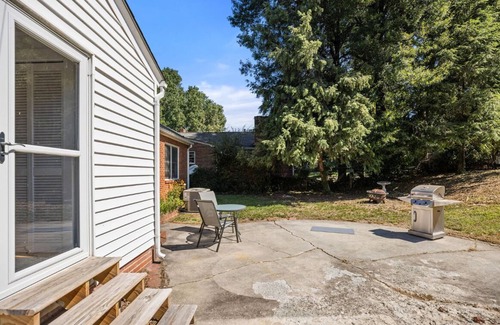 Lindley Park Casa | Cozy 2bd/1bth +80" TV Movie Room