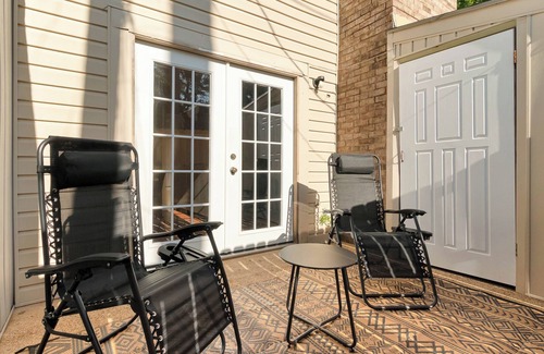 Longview Casa | Cozy 2bdr Townhome, King Bed, Pet Friendly, Centrally Located
