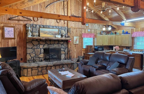 Chilhowie Cabina | Cozy 2bedroom mountain cabin on 18 acres near the Appalachian Trail