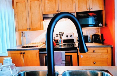 North Central Edmonton Casa | Cozy 2BER Home Near Commonwealth Stadium