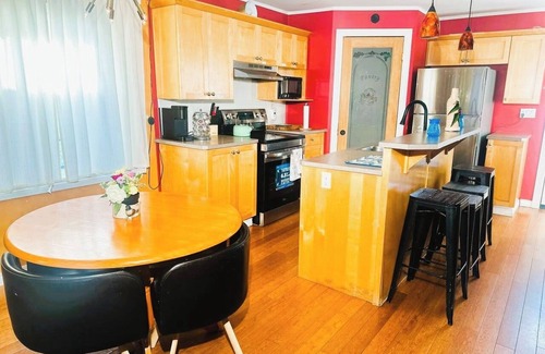 North Central Edmonton Casa | Cozy 2BER Home Near Commonwealth Stadium