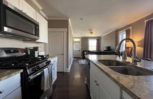 Tower Grove East Apartamento | Cozy 2BR-1BA Backyard & King Bed