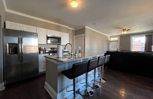 Tower Grove East Apartamento | Cozy 2BR-1BA Backyard & King Bed