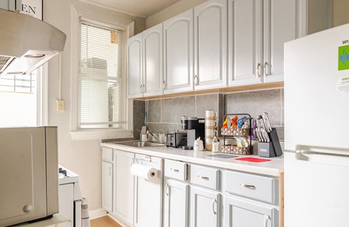 Bloomingdale Apartamento | Cozy 2BR/1BA just 2 miles away from Capitol Hill! l Bright and Clean!