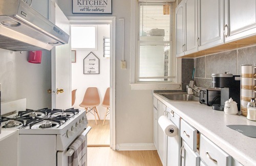 Bloomingdale Apartamento | Cozy 2BR/1BA just 2 miles away from Capitol Hill! l Bright and Clean!