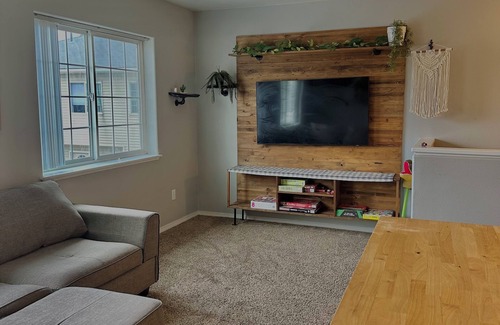 Bayshore - Klatt Condominio | Cozy 2BR/2BA Condo in Anchorage Full Kitchen + Dishware Great Location!