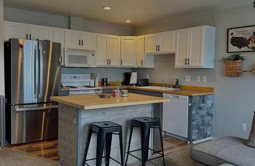 Bayshore - Klatt Condominio | Cozy 2BR/2BA Condo in Anchorage Full Kitchen + Dishware Great Location!