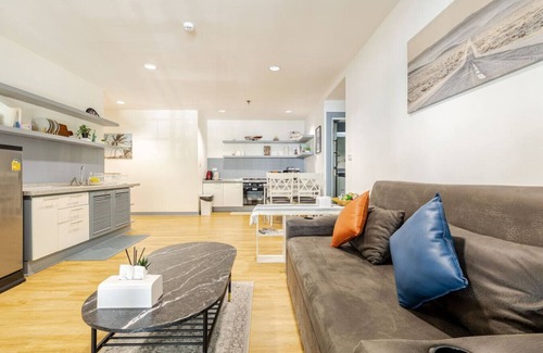 Ploenchit Apartamento | Cozy 2BR Apt in Central Bangkok 5 mins BTS 110 SQM