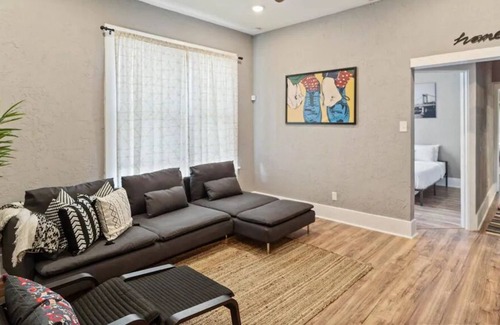 Alta Vista Apartamento | Cozy 2BR Apt Near River Walk w/ Wifi, Laundry, A/C