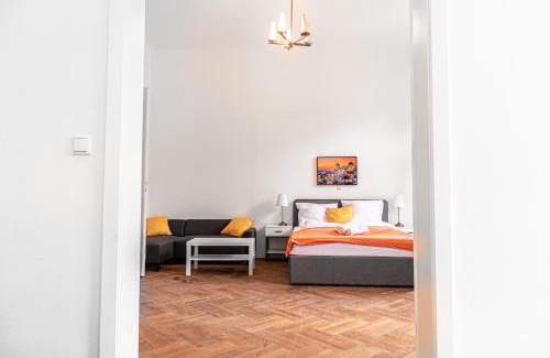 Wahring Apartamento | Cozy 2BR Apt with TV & Netflix, Steps from AKH