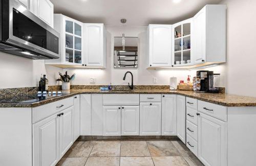 St. Petersburg - Clearwater Casa | Cozy 2BR - Beach & Trail - Bikes, Fire Pit