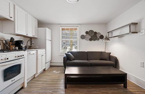 Ventnor City Apartamento | Charming 2BR with Parking, 1 Block from Beach