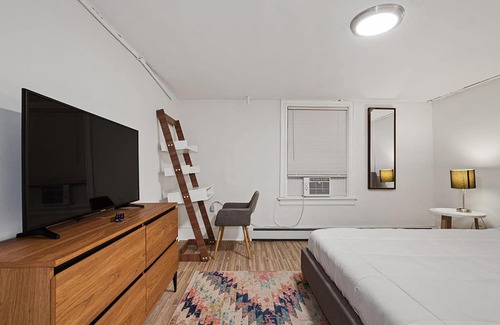 Ventnor City Apartamento | Charming 2BR with Parking, 1 Block from Beach