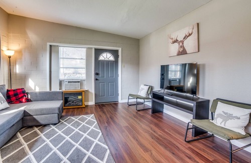 Seguin Cabina | Cozy 2br cabin on the river | WiFi | Sleeps 6