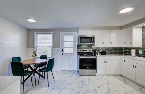 North Canton Apartamento | Cozy 2BR | Central North Canton w/ Garage
