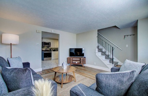 North Canton Apartamento | Cozy 2BR | Central North Canton w/ Garage