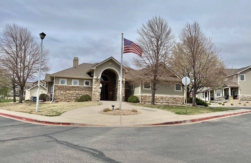 Greeley Condominio | Cozy 2BR condo near hospitals/shopping! Family-sized condo with pool/fitness!