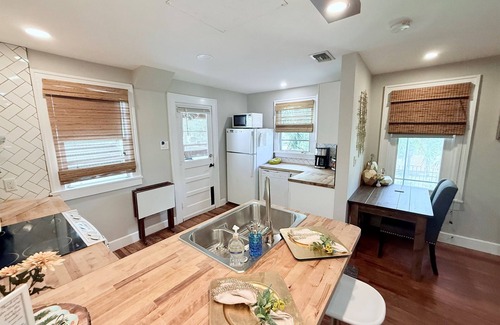 Historic Old Northeast Cabaña | Stylish 2BR Retreat| Walk 2 Downtown |Patio+Bikes