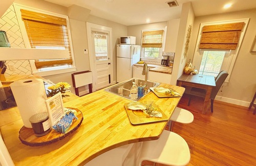 Historic Old Northeast Cabaña | Stylish 2BR Retreat| Walk 2 Downtown |Patio+Bikes