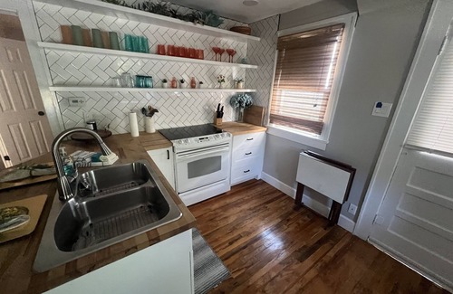 Historic Old Northeast Cabaña | Stylish 2BR Retreat| Walk 2 Downtown |Patio+Bikes